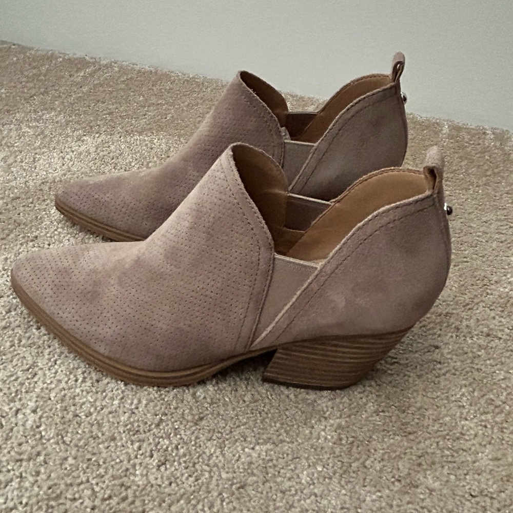 Marc Fisher Ltd taupe Dalar Perforated Suede Ankle Bootie size 7M